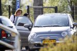 Vinkeveen 19 april 2011
Roxeanne Hazes krijgt haar eerste auto een fiat 500 . Ze ging hem samen met haar moeder Rachel ophalen en daarna aan haar broer Andre jr laten zien op school.
Peter Smulders bv