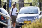 Vinkeveen 19 april 2011
Roxeanne Hazes krijgt haar eerste auto een fiat 500 . Ze ging hem samen met haar moeder Rachel ophalen en daarna aan haar broer Andre jr laten zien op school.
Peter Smulders bv