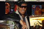 Scheveningen 18 maart 2011
Andy Tielman met vrouw en dochter in Rock en Roll winkel in Scheveningen.
Peter Smulders bv