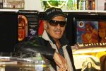 Scheveningen 18 maart 2011
Andy Tielman met vrouw en dochter in Rock en Roll winkel in Scheveningen.
Peter Smulders bv