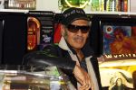 Scheveningen 18 maart 2011
Andy Tielman met vrouw en dochter in Rock en Roll winkel in Scheveningen.
Peter Smulders bv