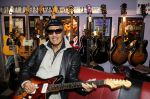 Scheveningen 18 maart 2011
Andy Tielman met vrouw en dochter in Rock en Roll winkel in Scheveningen.
Peter Smulders bv