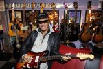 Scheveningen 18 maart 2011
Andy Tielman met vrouw en dochter in Rock en Roll winkel in Scheveningen.
Peter Smulders bv