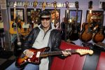 Scheveningen 18 maart 2011
Andy Tielman met vrouw en dochter in Rock en Roll winkel in Scheveningen.
Peter Smulders bv