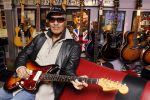 Scheveningen 18 maart 2011
Andy Tielman met vrouw en dochter in Rock en Roll winkel in Scheveningen.
Peter Smulders bv