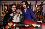 Scheveningen 18 maart 2011
Andy Tielman met vrouw en dochter in Rock en Roll winkel in Scheveningen.
Peter Smulders bv