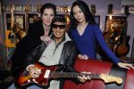 Scheveningen 18 maart 2011
Andy Tielman met vrouw en dochter in Rock en Roll winkel in Scheveningen.
Peter Smulders bv