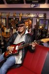 Scheveningen 18 maart 2011
Andy Tielman met vrouw en dochter in Rock en Roll winkel in Scheveningen.
Peter Smulders bv