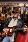 Scheveningen 18 maart 2011
Andy Tielman met vrouw en dochter in Rock en Roll winkel in Scheveningen.
Peter Smulders bv