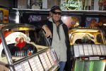 Scheveningen 18 maart 2011
Andy Tielman met vrouw en dochter in Rock en Roll winkel in Scheveningen.
Peter Smulders bv