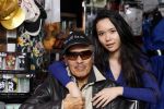 Scheveningen 18 maart 2011
Andy Tielman met vrouw en dochter in Rock en Roll winkel in Scheveningen.
Peter Smulders bv