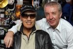 Scheveningen 18 maart 2011
Andy Tielman met vrouw en dochter in Rock en Roll winkel in Scheveningen.
Peter Smulders bv
