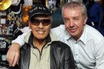 Scheveningen 18 maart 2011
Andy Tielman met vrouw en dochter in Rock en Roll winkel in Scheveningen.
Peter Smulders bv