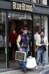 Amsterdam 5 april 2011
Ben Saunders en zijn vrienin doen boodschappen bij Blue Blood op de pc hooftstraat. Micha Noot helpt ze.
Peter Smulders bv