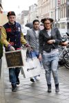 Amsterdam 5 april 2011
Ben Saunders en zijn vrienin doen boodschappen bij Blue Blood op de pc hooftstraat. Micha Noot helpt ze.
Peter Smulders bv