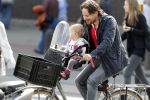Amsterdam 15 april 2011
Cas Jansen met zijn dochter Joelle op de fiets in Amsterdam.
Peter Smulders bv