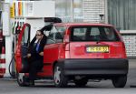 Amsterdam en Nieuw Vennep 16 april 2011
Constanza Breukhoven haalt bij haar moeder Connie haar kinderen op en tankt daarna bij de shell.
Peter Smulders bv