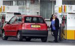 Amsterdam en Nieuw Vennep 16 april 2011
Constanza Breukhoven haalt bij haar moeder Connie haar kinderen op en tankt daarna bij de shell.
Peter Smulders bv