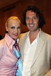 Amsterdam 17 april 2011
Sheila de Vries krijgt uit handen van burgemeester Eberhard v d Laan een koninklijke onderscheiding op haar feestje in het hilton. Denise Boekhoff met man
Peter Smulders bv