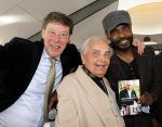Poortugaal 3 april 2011
Boekpresentatie Eddy Doorenbos en cd opnames. Humphrey Campbell en zijn broers reiken eerste boek uit. Verder zijn natuurlijk de vrouw dochter en kleinzoons van Eddy aanwezig. Dolf de Vries
Peter Smulders bv