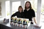 Poortugaal 3 april 2011
Boekpresentatie Eddy Doorenbos en cd opnames. Humphrey Campbell en zijn broers reiken eerste boek uit. Verder zijn natuurlijk de vrouw dochter en kleinzoons van Eddy aanwezig.
Peter Smulders bv