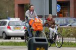Naarden 5 april 2011
Frits Sissing met zijn dochter op weg naar hockey.
Peter Smulders bv