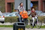 Naarden 5 april 2011
Frits Sissing met zijn dochter op weg naar hockey.
Peter Smulders bv