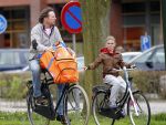 Naarden 5 april 2011
Frits Sissing met zijn dochter op weg naar hockey.
Peter Smulders bv