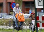 Naarden 5 april 2011
Frits Sissing met zijn dochter op weg naar hockey.
Peter Smulders bv