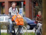Naarden 5 april 2011
Frits Sissing met zijn dochter op weg naar hockey.
Peter Smulders bv