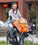 Naarden 5 april 2011
Frits Sissing met zijn dochter op weg naar hockey.
Peter Smulders bv
