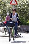 Amsterdam 8 april 2011
Isa Hoes op school bij haar kinderen en op de fiets in het vondelpark.
Peter Smulders bv