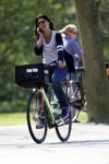 Amsterdam 8 april 2011
Isa Hoes op school bij haar kinderen en op de fiets in het vondelpark.
Peter Smulders bv