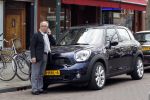 Amsterdam 15 april 2011
Joop Braakhekke bij zijn mini cooper country man
Peter Smulders bv