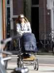 Amsterdam 8 april 2011
Jorinde Moll achter de kinderwagen.
Peter Smulders bv