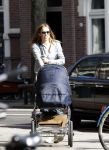 Amsterdam 8 april 2011
Jorinde Moll achter de kinderwagen.
Peter Smulders bv