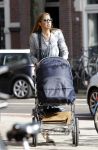 Amsterdam 8 april 2011
Jorinde Moll achter de kinderwagen.
Peter Smulders bv