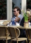 Amsterdam 13 april 2011
Leco v Zadelhoff met en baby op schoot op terras.
Peter Smulders bv