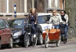 Amsterdam 4 april 2011
Liesbeth v Basten met een vriendin op de fiets.
Peter Smulders bv