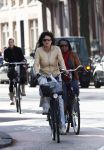 Amsterdam 8 april 2011
Linda v Dijck doet op de fiets boodschappen op de cornelis schuytstraat.
Peter Smulders bv