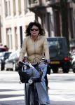 Amsterdam 8 april 2011
Linda v Dijck doet op de fiets boodschappen op de cornelis schuytstraat.
Peter Smulders bv