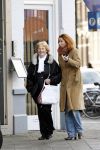 Amsterdam 4 maart 2006
Marian Mudder aan het winkelen met haar moeder op de cornelis schuytstraat
Peter Smulders bv