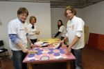Arnhem 18 maart 2011
Koningin Beatrix Prins Bernhard jr Prins Pieter Christiaan en prinses Annette schilderen voor NL doet.
Peter Smulders bv