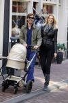 Amsterdam 19 maart 2011
Susan Smit met vriend en baby achter de kinderwagen en op terras.
Peter Smulders bv
