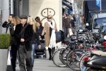 Amsterdam 25 maart 2011
Tjitske Reidinga doet met de fiets boodschappen op de pc hooftstraat.
Peter Smulders bv