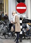 Amsterdam 25 maart 2011
Tjitske Reidinga doet met de fiets boodschappen op de pc hooftstraat.
Peter Smulders bv