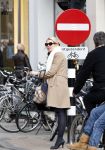 Amsterdam 25 maart 2011
Tjitske Reidinga doet met de fiets boodschappen op de pc hooftstraat.
Peter Smulders bv
