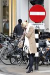 Amsterdam 25 maart 2011
Tjitske Reidinga doet met de fiets boodschappen op de pc hooftstraat.
Peter Smulders bv