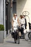 Amsterdam 25 maart 2011
Tjitske Reidinga doet met de fiets boodschappen op de pc hooftstraat.
Peter Smulders bv