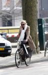 Amsterdam 25 maart 2011
Tjitske Reidinga doet met de fiets boodschappen op de pc hooftstraat.
Peter Smulders bv